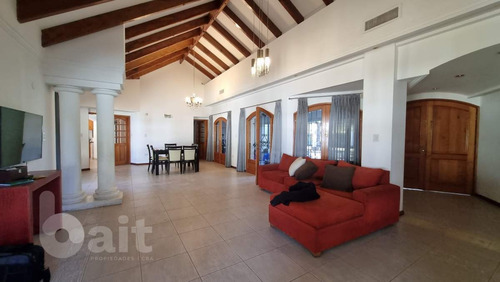 Imagen 22 de 30 de Venta Casa En Villa Belgrano, 4 Dormitorios Y 5 Baños Con Gran Parque!!