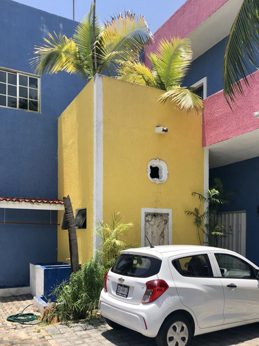 Edificio Con Locales Comerciales, Alberca Y Estudios En Playa Del Carmen P3265
