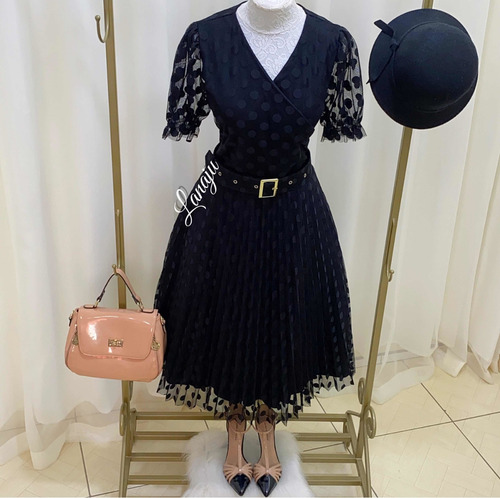 Imagem 4 de 10 de Vestido Midi Plissado Preto Com Cinto