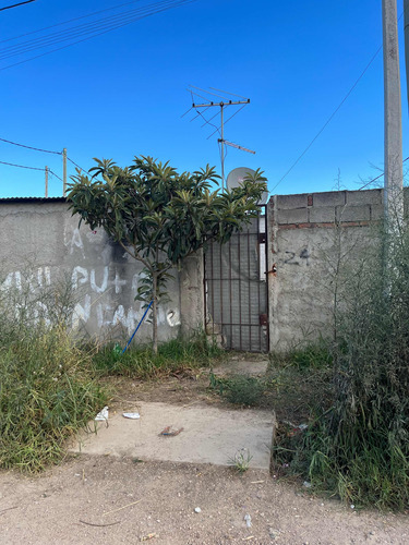 Casa A Reciclar Sobre La Calle, Con Un Mono Ambiente Atrás