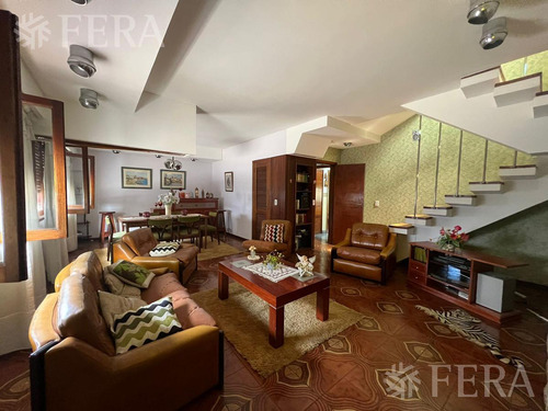 Venta Casa 5 Ambientes Con Cochera Y Patio En Villa Dominico