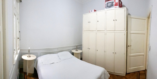 Imagen 18 de 30 de Uruguay Al 100. Semipiso. 3 Ambientes. 2 Dormitorios. Superficie 60 M2. Piso 2. Al Frente A La Calle. Balcón. Detalles De Categoría. Pisos De Roble De Eslavonia Con Guardas En Recepción Y Dormitorios.