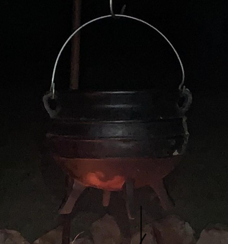 Imagen 8 de 8 de Olla De Hierro Fundido 3 Patas De 9,5 Lts.