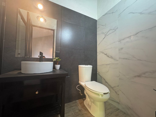 Casa En Venta De 1 Piso En Residencial La Virgen, Metepec, En Frente Del Parque Bicentenario