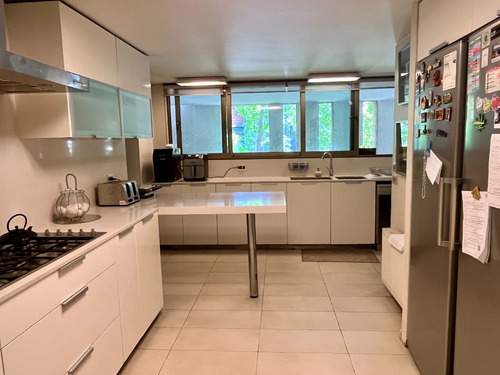 Remodelado 4 Dormitorios + 3 Baños + Servicios!