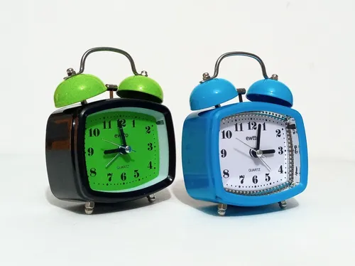 Reloj de mesa con campanas y alarma, blanco