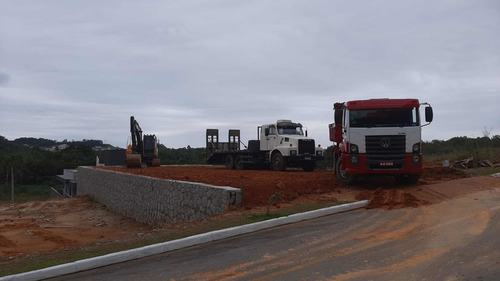 Imagem 1 de 5 de Serviços De Escavadeira E Terraplanagem