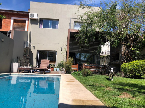 Imagen 3 de 30 de Casa En Venta - 5 Ambientes Con Piscina - Zona Residencial En Castelar Centro