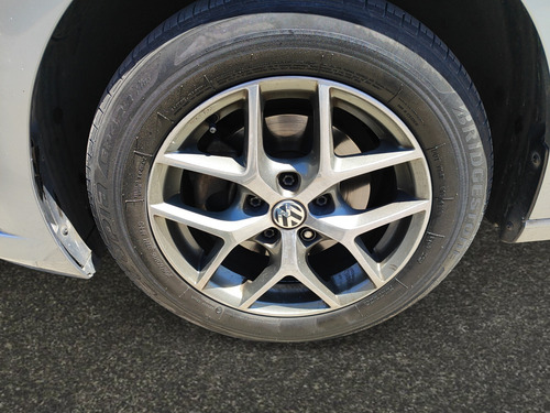 Volkswagen Jetta 4p Trendline L4/1.4/T Man