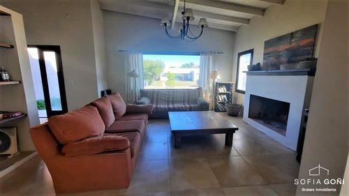 Imagen 4 de 20 de En Residencial 1 Muy Buena Casa Ubicada A 500 Mts De La Playa Costa Esmeralda