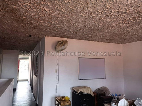 . Jv Vende Haz Realidad Tu Sueño: Casa Quinta Espaciosa Y Luminosa En Zona Cotizada, Ideal Para Disfrutar De La Tranquilidad Y La Cercanía A La Ciudad. 25-8374