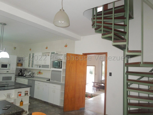 Excelente Casa Con Arquitectura De Obra Limpia Y Muy Buena Ubicación En Venta Urb. Prados Del Este Mb