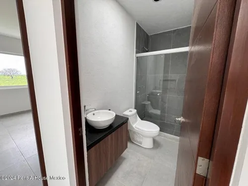 Casa De 4 Recámaras Con 1 En Planta Baja - Venta. El Mirador
