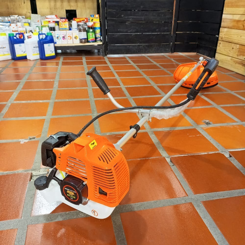 Imagen 2 de 3 de Desmalezadora 52cc Con Accesorios 2t