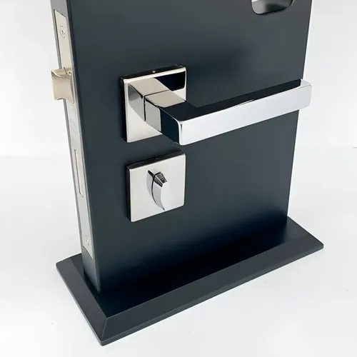 Foto real de Fechadura de Porta Banheiro Cromada 55mm Carrara ABNT