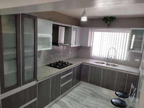 Se Vende Espectacular Casa Semi Amoblada En Urbanización Privilegiada De La Vía Hp De Anaco. (a.p)