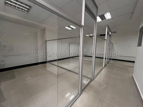 En Alquiler Moderna Oficina En Torre Empresaria, Con 2 A/a De 5 Toneladas C/u, Recepcion Y Sub Dividida En 4 Cubiculos En Vidrios, 2 Salas De Baño Y Mas, Hagamos Negocios, Contactame Dennymar B4b8o69