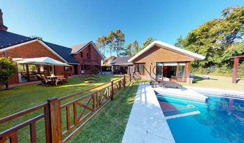 Hermosa Casa En Alquiler Anual. A Pasos Del Mar Y Muy Cerca De Playa Mansa.- Ref: 1330