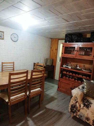 Casa Muy Bien Tenida / Cerro 18 Sur