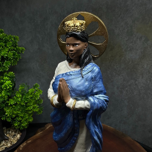 Imagen realista de Santa Sara Kali, color blanco y azul de Studio Orion