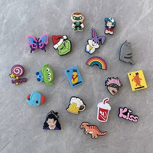 100 Pins Botons Para Crocs Aleatório (saldão) Kit Com Marvel