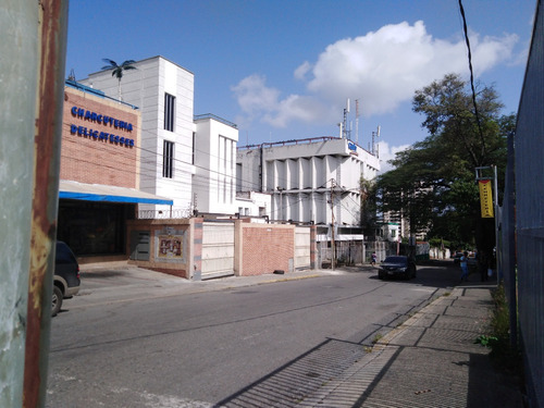 Casa Comercial De Dos Plantas En La Florida, Alto Transito Peatonal Y Vehicular, Para Cualquier Actividad Comercial, Agua, Cantv