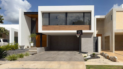 Casa En Venta Con Paneles Solares En Privada Residencial Parque Natura, Merida.