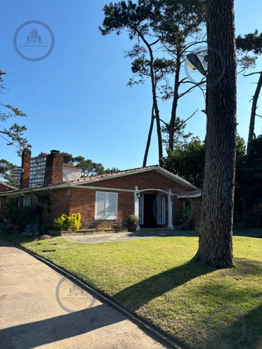 Imponente Chalet Con 5 Dormitorios Y Mas De 3000 M2 De Terreno