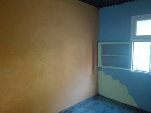 Casa Con Garaje Descubierto, Amplio Frente, Fondo Con Árboles Frutales Y Quincho