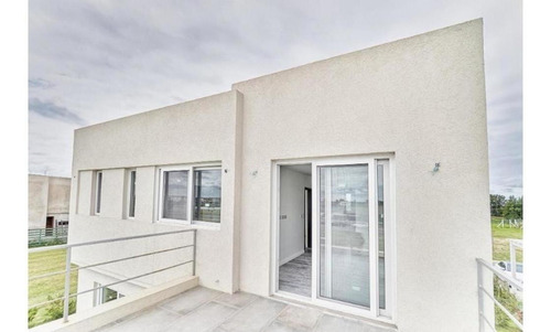 Impecable Casa En Barrio Los Castaños