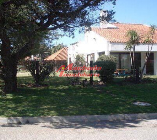 Muy Buena Casa, En Zona Residencial- Ref: 5213