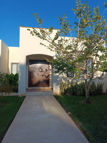Casa De Una Planta Ubicada En Temozón Norte, Mérida.