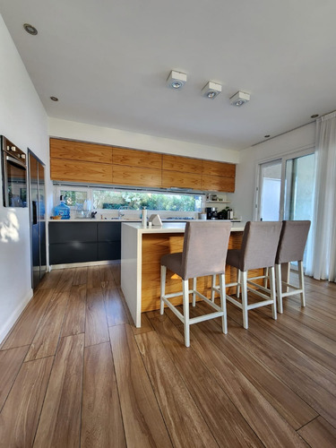 Casa En Venta Con Fondo A La Laguna En Canning