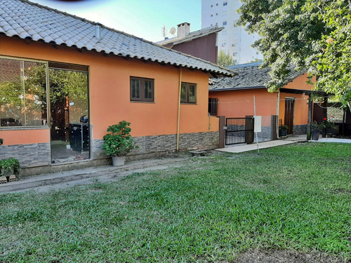 Oportunidade Temporária - Casa + 2 Aptos(310 M²) E Terreno 25 X 25 No Coração De Tramandaí-rs!!! --- Uso Residencial E/ou Comercial. São 6 Quartos (2 Suítes), 5 Banheiros