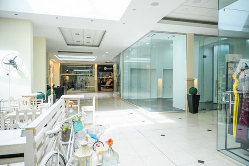Av Brasil Y Rbla. Local En Micenas Mall 33 M2, Baño
