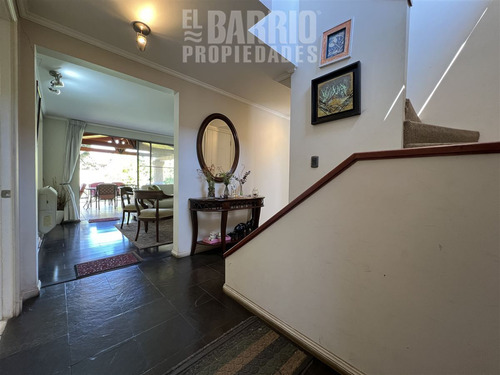 Casa En Venta De 5 Dorm. En Colina