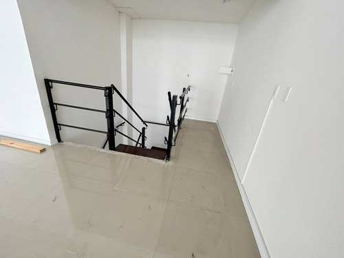 Imagen 5 de 7 de Alquiler - Oficina En 2 Plantas, 180 M2 Frente Al Clínicas - Av. Italia Y Brito Foresti