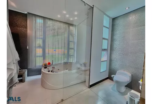 Hermosa Casa Con Energía Solar En Una Ubicación ...(mls#253904)
