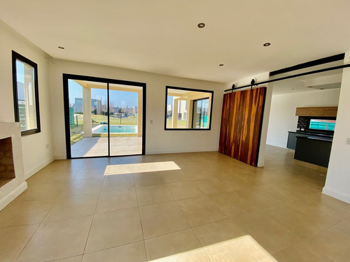 Imagen 3 de 29 de Vendo Casa A Estrenar, Dos Plantas, Tres Dormitorios Y Con Piscina, Barrio Las Tipas, Nordelta!