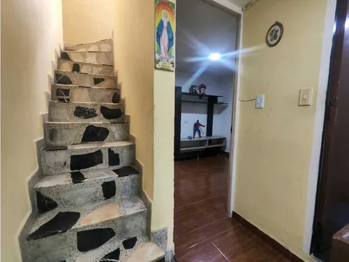 Quiroga: Casa De 3 Pisos + Terraza/ Opción Apartamento Independiente