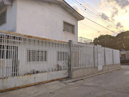  José López Vende  Casa  Con 1 Locan Extenso, Oficina Y Mas En El  Centro-este De Barquisimeto  Lara, Venezuela.  4 Dormitorios  2 Baños  38198 M² 