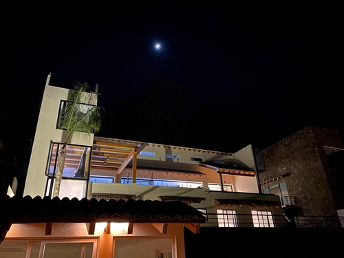 Renta Casa En La Peña, Valle De Bravo Acceso Al Lago Con Muelle Propio Completamente Amueblada, Gimnasio, Alberca Climatizada, Áreas Verdes, Jacuzzi, Ascensor, Estacionamiento
