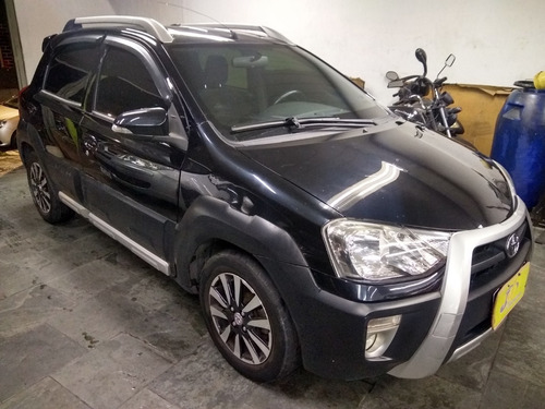 Imagem 3 de 12 de Toyota Etios Cross 1.5 16v Mec 5p 2014 Preto