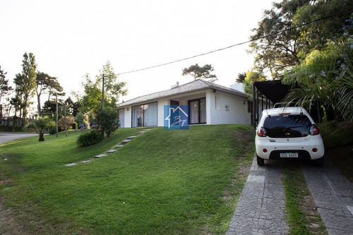 Casa En Jardines De Córdoba!- Ref: 1071
