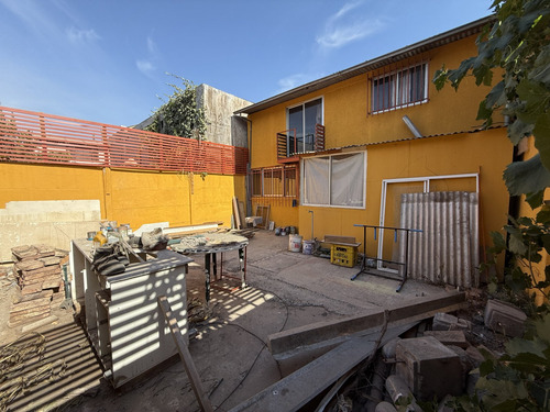 Casa En Venta, 2 Pisos, 4d+2b, Ubicada En Psje Apostol Marco