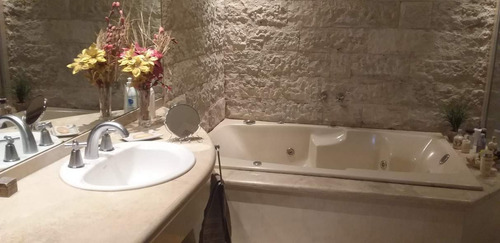 Casa De Categoría En Venta De 3 Dorm. En Villa Cabrera, A Metros Del Shopping.