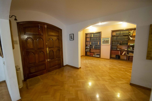 Casa De 5 Ambientes Escritorio, Playroom Y Dependencia De Servicio En Venta, En La Lucila.