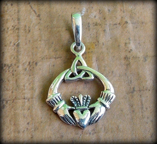Atacado 10 Pcs! Pingente Tríquetra Claddagh Full Crown Prata
