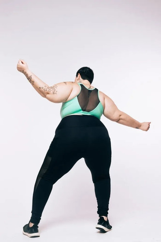 Imagem 5 de 7 de Legging Com Bolso Plus Size Emana Preto Wonder Size