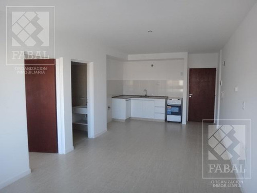 Imagen 5 de 11 de Oficina Alquiler Centro, 45 M2 Con 1 Privado, Cocina, Baño Y Balcón